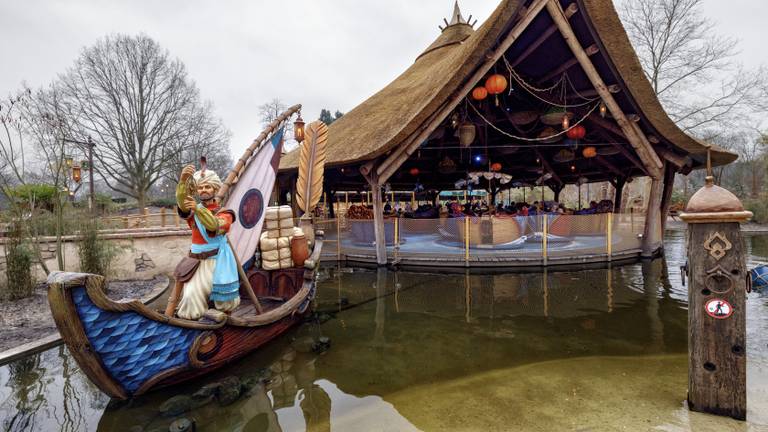 Efteling-bezoeker hengelt muntgeld op bij bootjesattractie met magneet