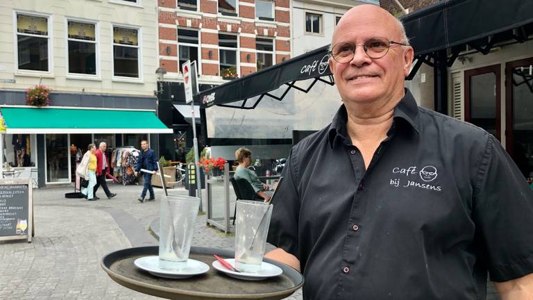 Cafébaas Kees Jansens is voortdurend alert op voorbijrazende fietsers of brommerrijders (foto: Erik Peeters)