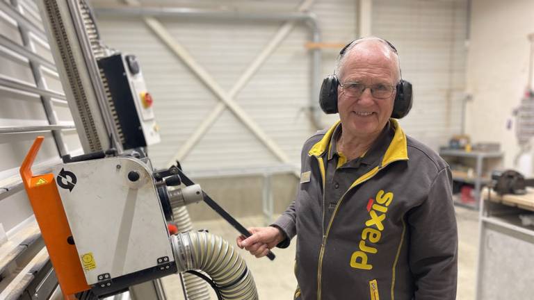 De 80-jarige Antoon van der Heijden gaat met pensioen (foto: Ilse Schoenmakers). 