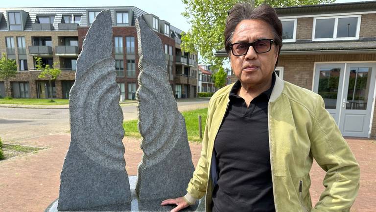 Crams Nikijuluw bij het Molukse monument in De Driesprong met de tekst: Ale rasa, beta rasa (Wat jij voelt, voel ik ook).