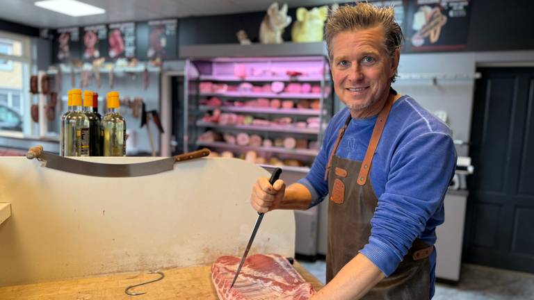 Slager Maurice Heeren in zijn zaak aan de Dorpsstraat in St. Willebrord (foto: Erik Peeters).