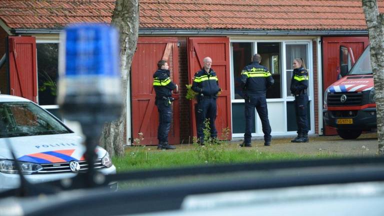 De politie bij de boerderij in Eext (foto: Van Oost Media).