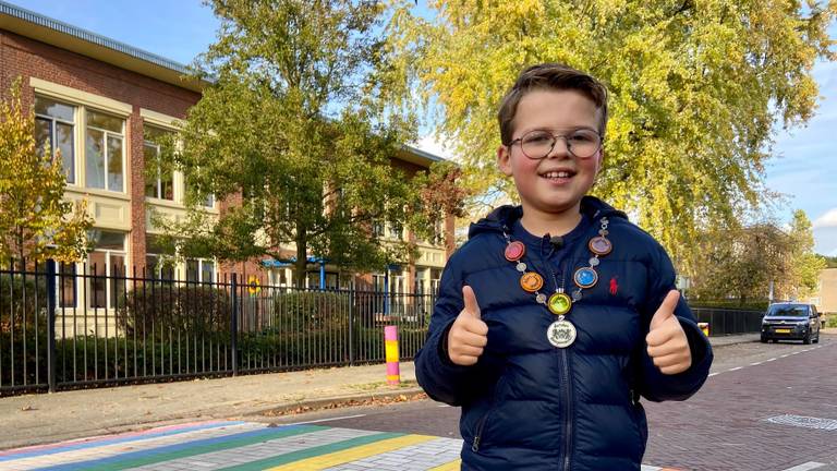 Mees (11) zorgt voor regenboogzebrapad in Zundert: 'Ik ben echt heel trots'