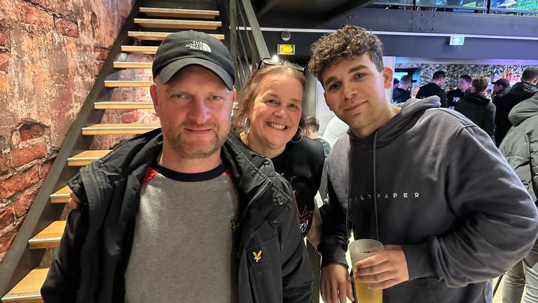 Perry (links) met zijn moeder Tamara en vriend Milan (foto: Yannick Wezenbeek).