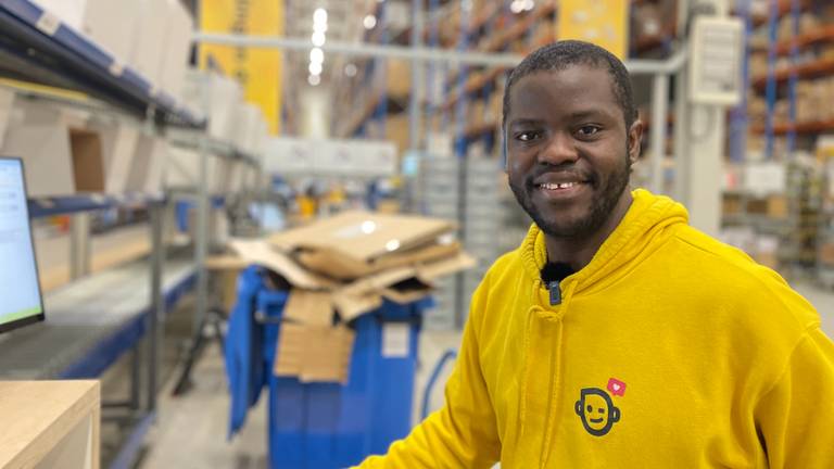 Henry Ojiambo werkt bijna een jaar bij een bedrijf in Veghel (foto: Jos Verkuijlen).