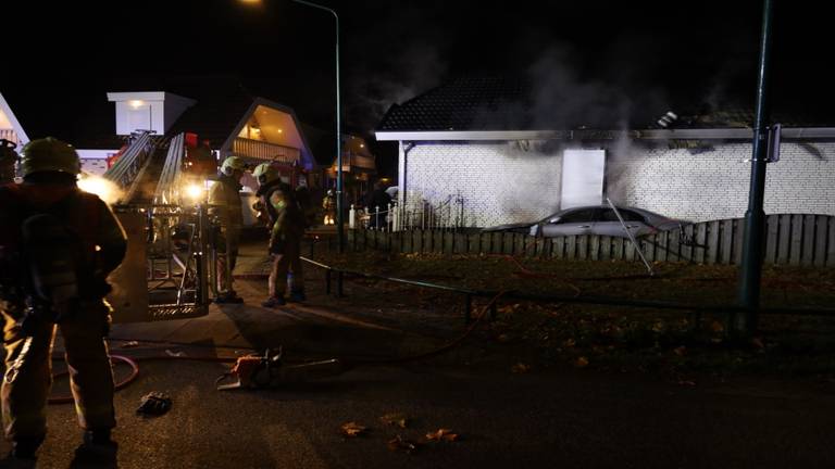 De brand bij de woonwagen (Foto: SQ Vision/Kevin Kanters).