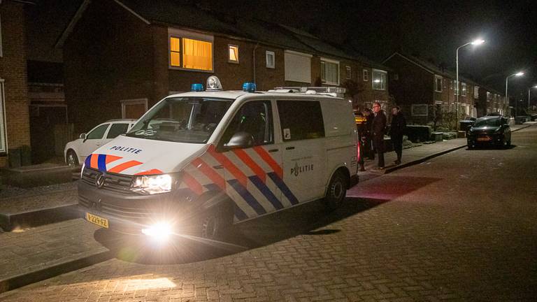 De politie doet onderzoek na de overval in Werkendam (foto: Jurgen Versteeg/SQ Vision).