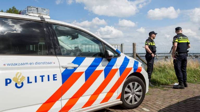 De man belandde in het water van het IJzeren Kind (foto: Twitter Politie Eenheid Oost-Brabant)