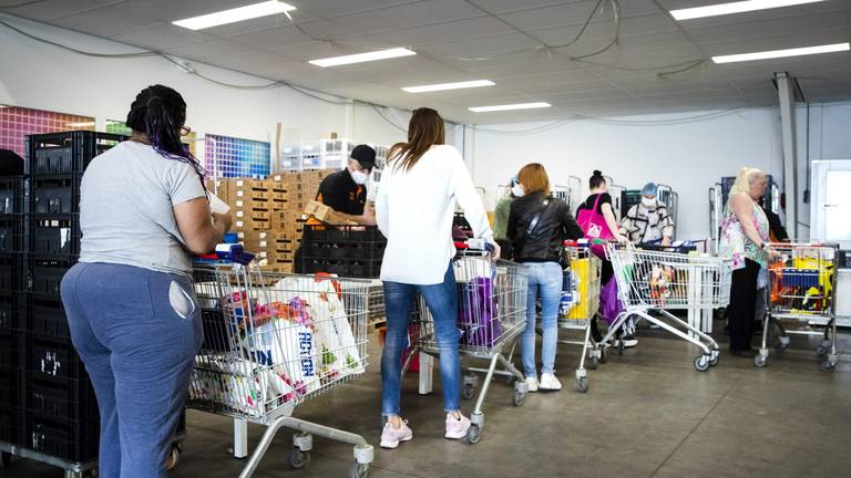 Voedselbanken in het nauw: meer klanten, maar minder volle pakketten