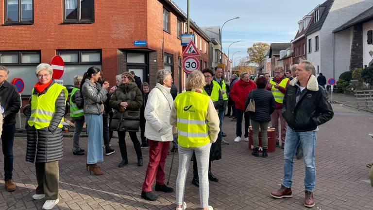 Buurtbewoners zetten uit protest de straat af. (foto: René van Hoof).