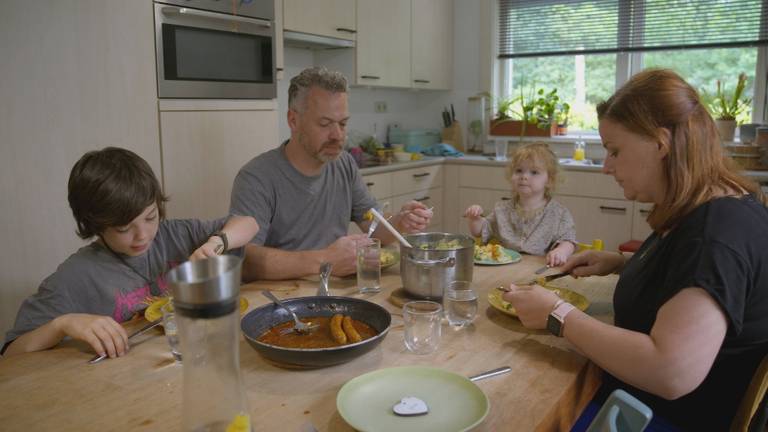 Sten, Paul, Luus en Simone aan tafel tijdens het avondeten, met het bordje voor Wies (beeld: BNNVARA).