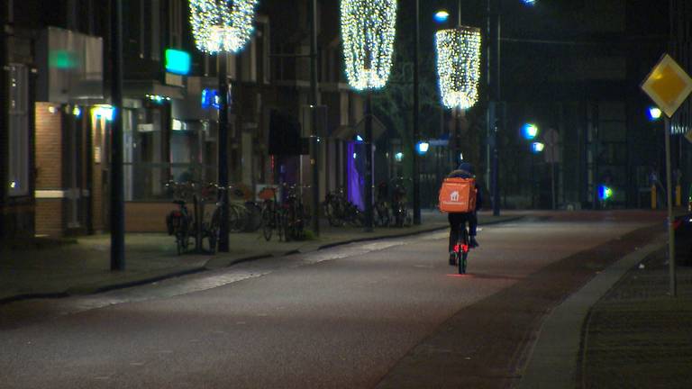 Lege straten bij start avondklok (foto: archief).