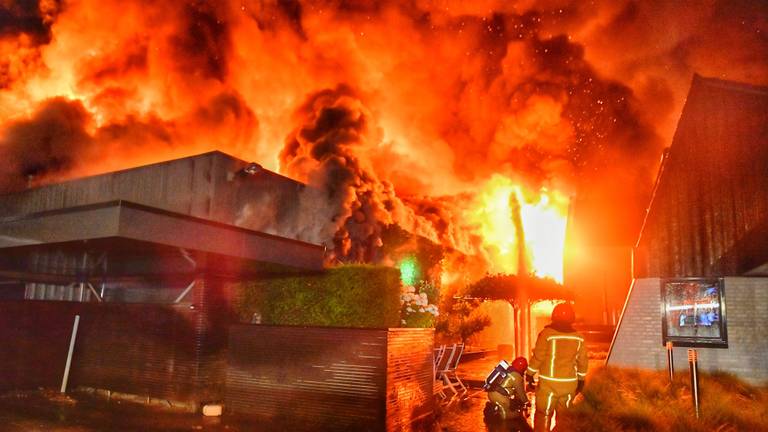 Enorme brand verwoest kringloopwinkel, huizen in de buurt ontruimd