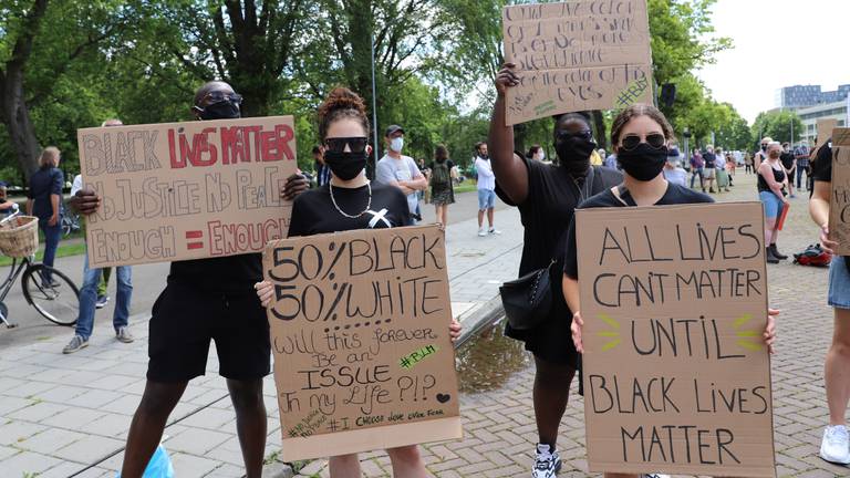 Demonstranten op het Chasséveld in Breda (foto: Collin Beijk).