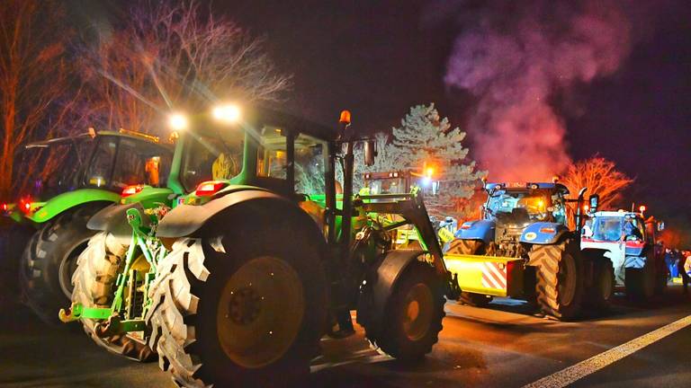 Op de A67 bij Reusel worden is de rook tussen de tractoren te zien (foto: Rico Vogels/SQ Vision).