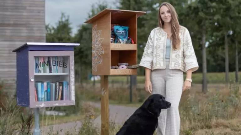 Laura van de Westerlo met haar deelkast voor hondenspeeltjes (foto: Dit is Helmond)