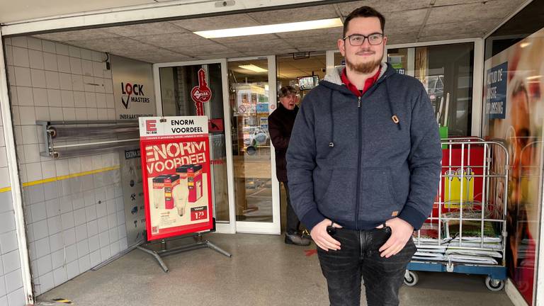 Thys Engering werkt in de zaak naast de kapsalon en bekomt van de schrik (foto: Lola Zopfi).