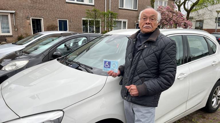 Max van Kuilenburg op de plek waar hij drie parkeerboetes kreeg (foto: Rogier van Son).