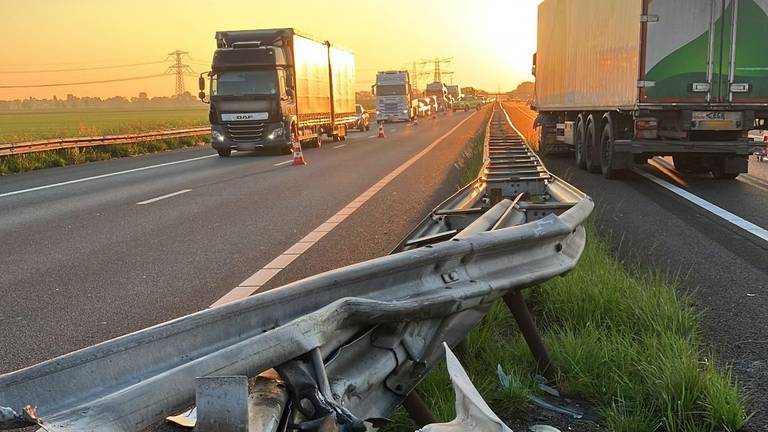 Het ongeluk op de A29 bij Oud-Beijerland gebeurde rond halfzes (foto: X/Rijkswaterstaat).