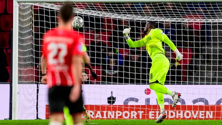 Yvon Mvogo blundert bij de 1-2 van AZ (Foto: ANP)