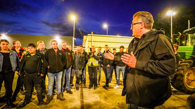 Hoofdredacteur John van den Oetelaar stond de boeren te woord (foto: Sem van Rijssel/SQ Vision).