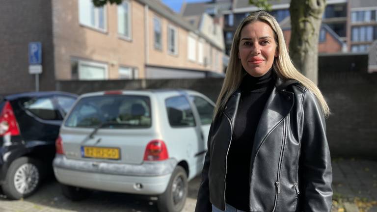 Pamela betrapt slapende man op de achterbank van haar auto: 'Nog in shock'