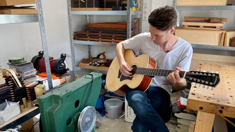 Jelle van Tilburg met zijn gitaar in zijn atelier (foto: Birgit Verhoeven).