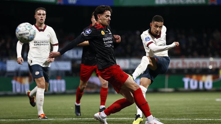 Mauro Júnior schiet raak tegen Excelsior (foto: ANP/Pieter Stam de Jonge). 