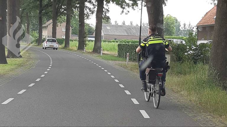 Een agent reed de fiets van de hoogbejaarde man terug naar Gemonde. (Foto: Ger Roumen / Twitter)