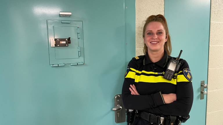 Melissa werkt als arrestantenverzorger bij de politie Oost-Brabant (foto: Megan Hanegraaf).