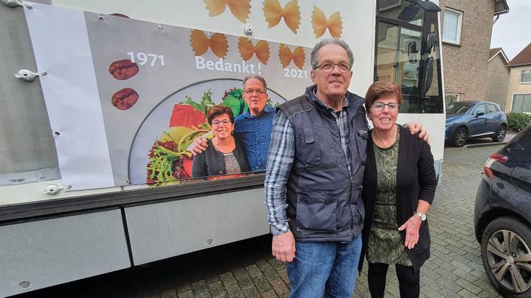 Clem rijdt voor het laatst met zijn SRV-wagen door het dorp