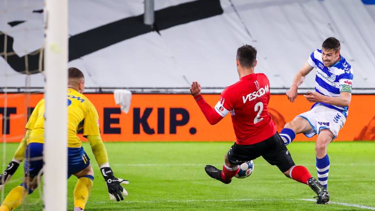 Eén van de vele keren dat de verdediging van Helmond Sport overeind bleef bij een doelpoging van De Graafschap (foto: OrangePictures).