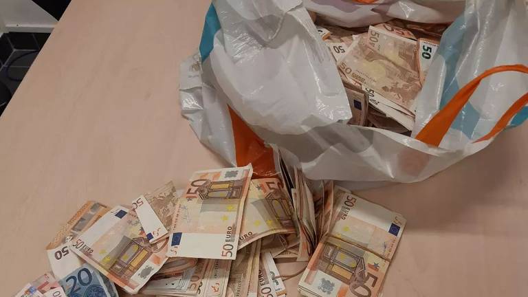 Ruim 40.000 euro aan contant geld had de verwarde man in Eindhoven bij zich (foto: Instagram)