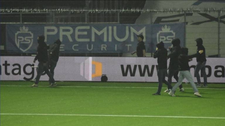 Supporters met capuchons op het veld van FC Den Bosch (foto: Omroep Gelderland).