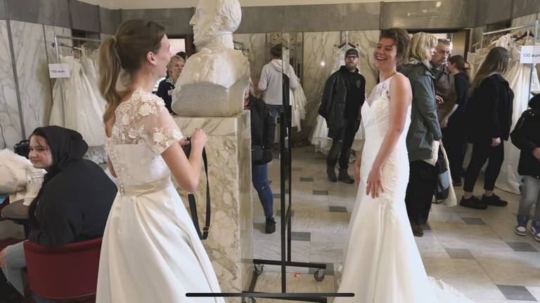 'Snoepwinkel' voor tweedehands trouwjurken in Tilburgse Paleis (Foto: Jan Peels)