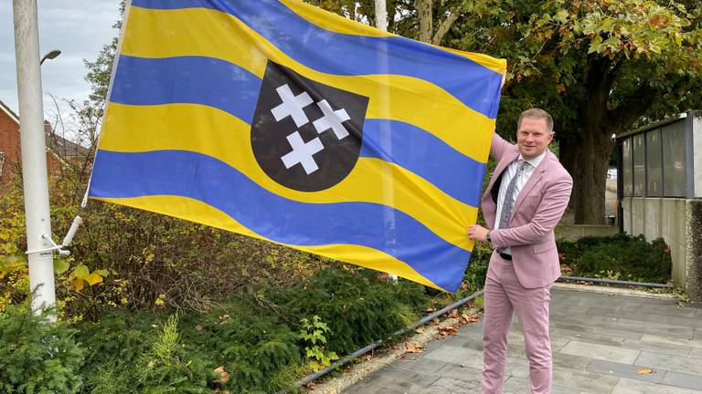 Burgemeester Boy Scholtze hijst de nieuwe gemeentevlag.