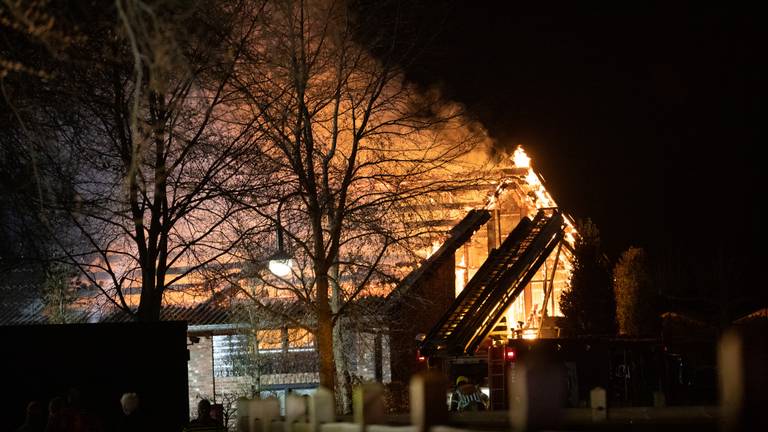 Appartementen verwoest door brand in Bergen op Zoom (Foto: Christian Traets/SQ Vision)