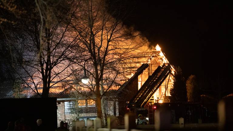 Appartementen verwoest door brand in Bergen op Zoom (Foto: Christian Traets/SQ Vision)