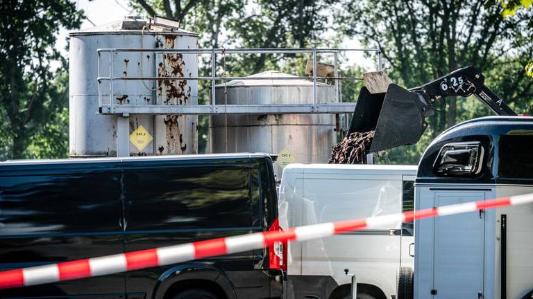 De vergaste nertsen worden overgeladen (foto: Rob Engelaar Fotografie).