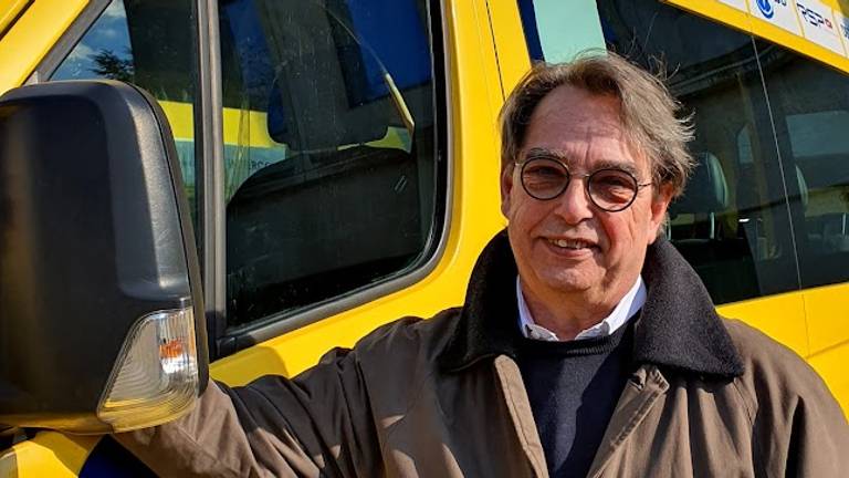 Voorzitter Rob van Bergen bij een van de zes seniorenbussen van Den Bosch (foto:Seniorenbus Den Bosch)
