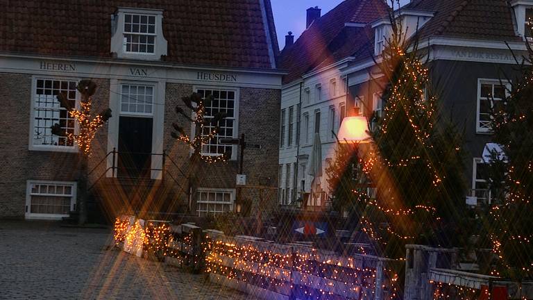 Vestingstad Heusden is omgetoverd tot een sprookjesachtige kerstvesting 