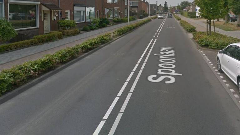 De man liep op de Spoorlaan in Etten-Leur tegen de lamp (Beeld: Google Maps).