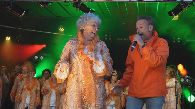 Den Bosch Zingt tijdens Koningsnacht. (foto: Omroep Brabant) 