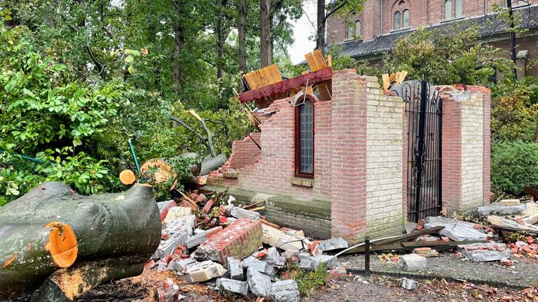De kapel in Lepelstraat werd verwoest door een omvallende boom (foto: Erik Peeters)