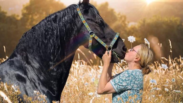 Dierentolk Birgitta 'praat' met dieren die niet lekker in hun vel zitten
