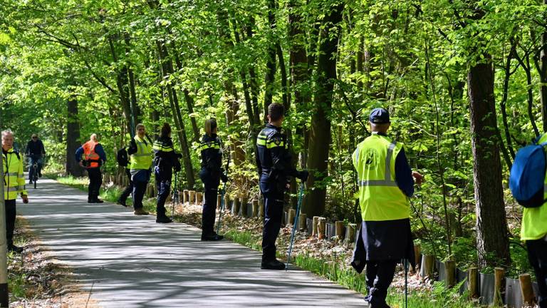 Onder meer in het Mastbos werd gezocht naar de vermiste vrouw (Foto: Tom van der Put/SQ Vision).