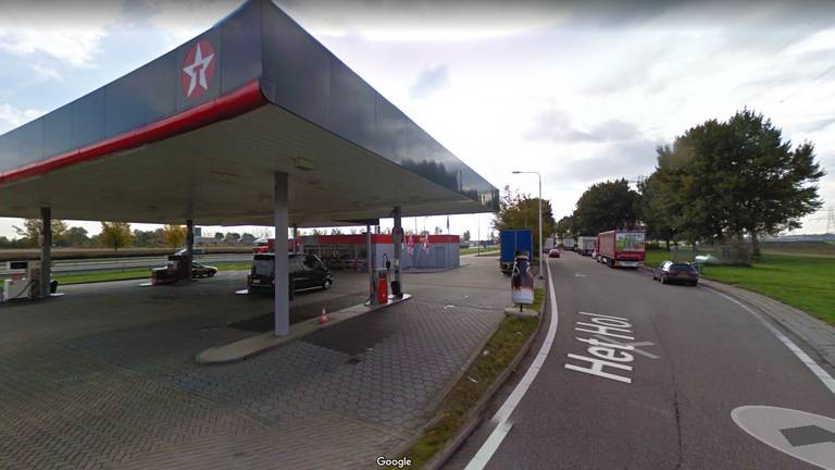 Het tankstation langs de A17 bij Oud Gastel (foto: Google Streetview).