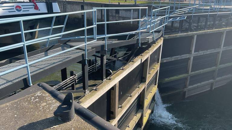 De geramde sluisdeuren (foto: Rijkswaterstaat).