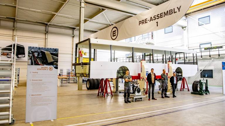 Medewerkers bij de productielijn van Ebusco (foto: ANP).