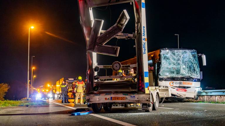 Touringcar ramt pijlwagen: 'Wegwerkers en passagiers hebben geluk gehad'